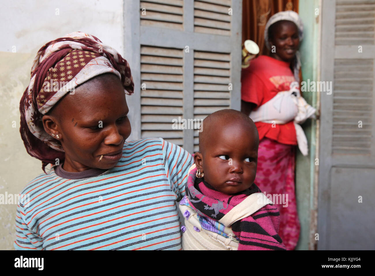 Mère sénégalaise et du bébé. Le Sénégal. Banque D'Images