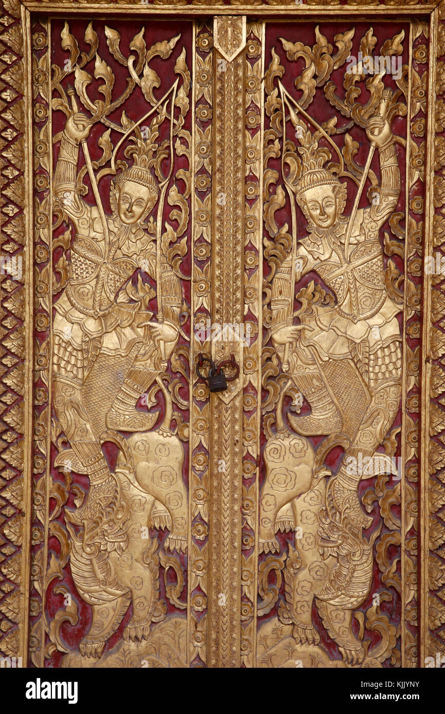Porte ornée de Wat Tung Yu, Chiang Mai. La Thaïlande. Banque D'Images