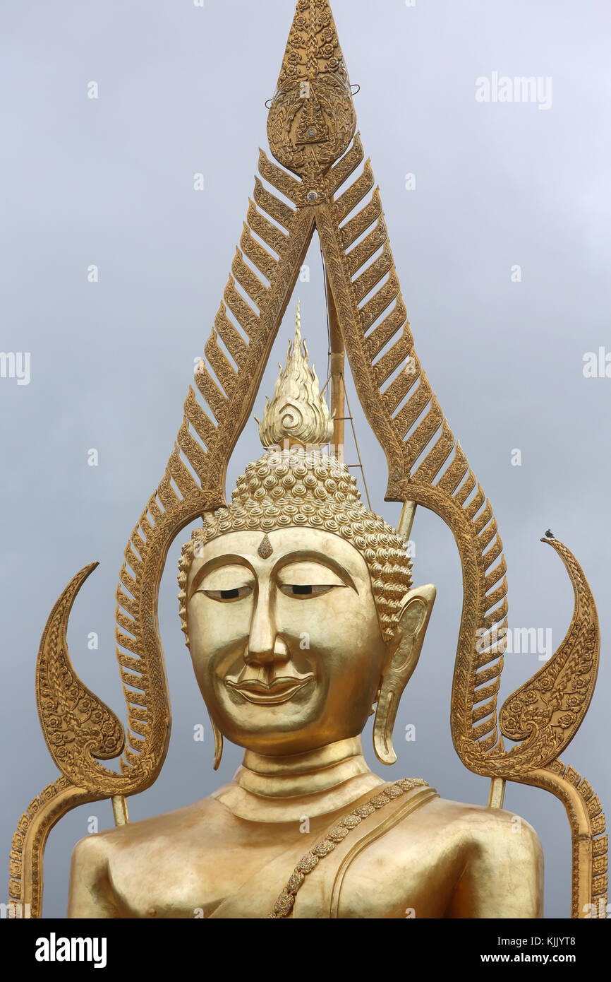 Détail d'une grande statue de Bouddha dans un temple de Hua Hin. La Thaïlande. Banque D'Images