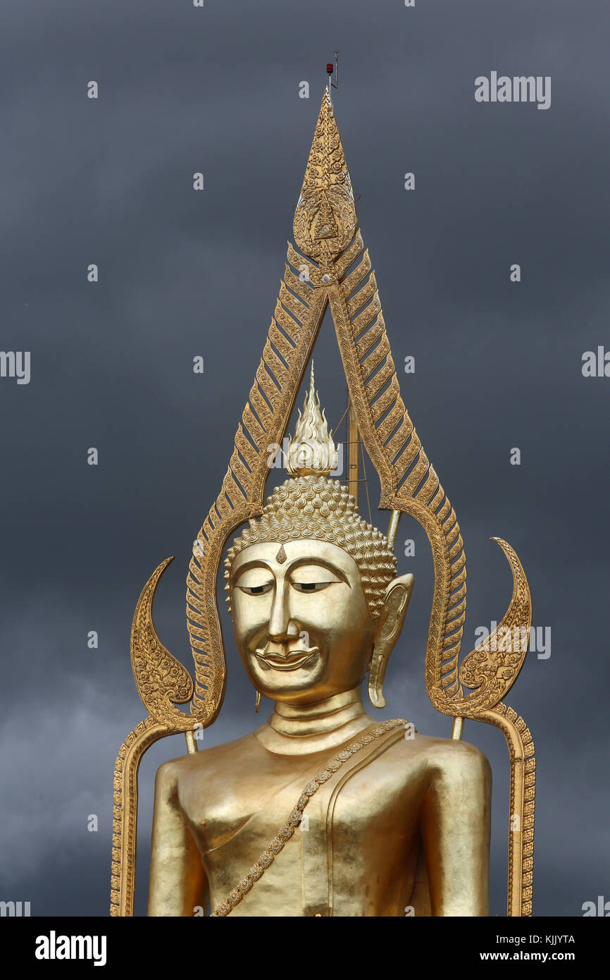 Détail d'une grande statue de Bouddha dans un temple de Hua Hin. La Thaïlande. Banque D'Images