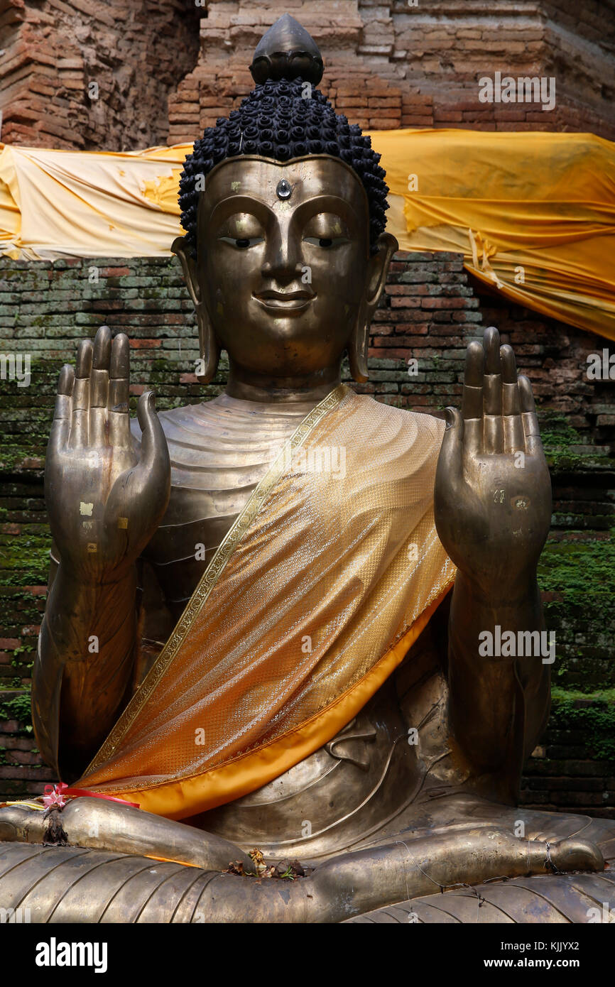 Wat Pan sao, Chiang Mai. Statue de Bouddha. Abhaya geste. La Thaïlande. Banque D'Images