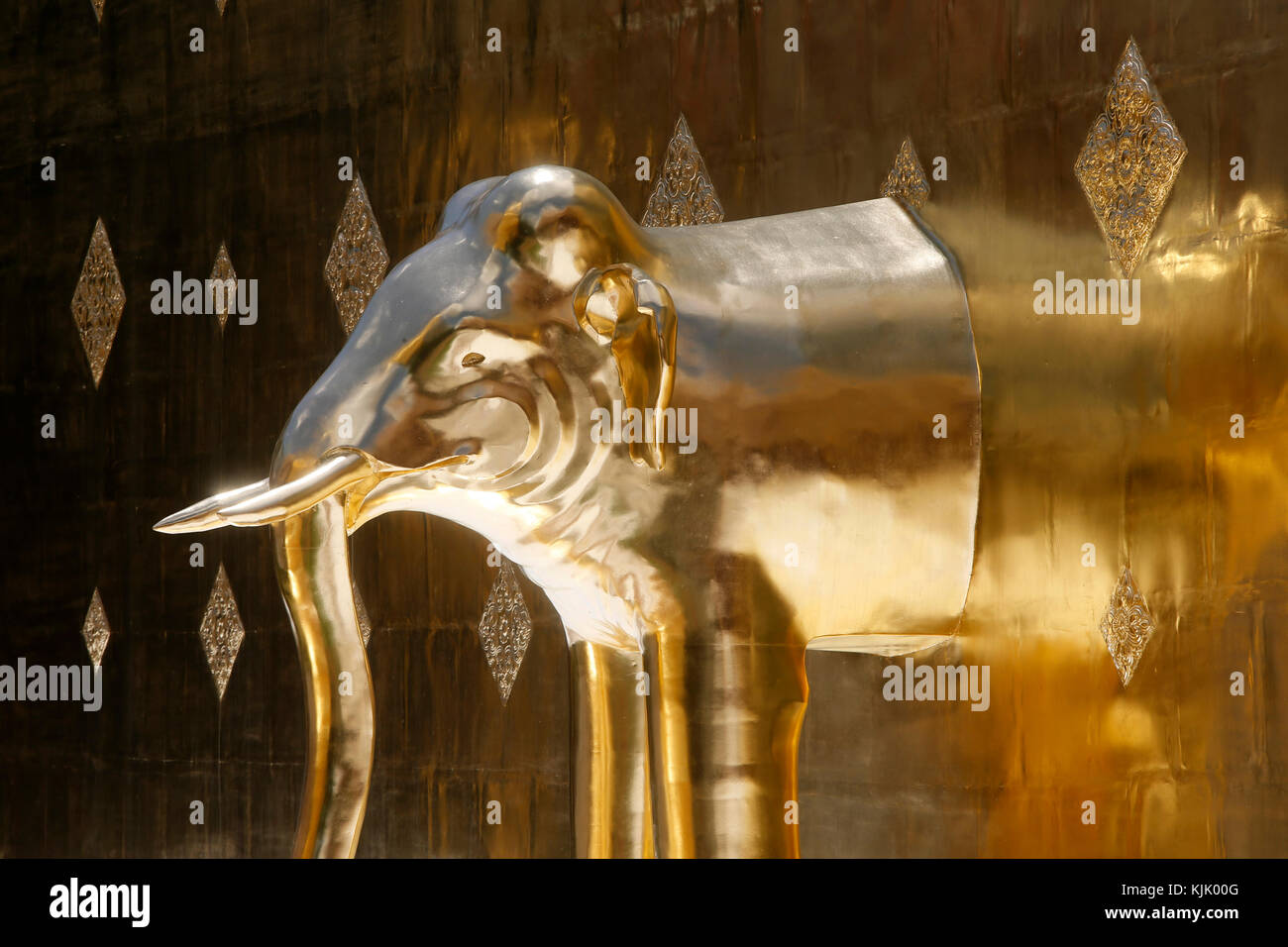 Golden Elephant sculpture sur un stupa à Wat Chedi Luang, Chiang Mai. La Thaïlande. Banque D'Images