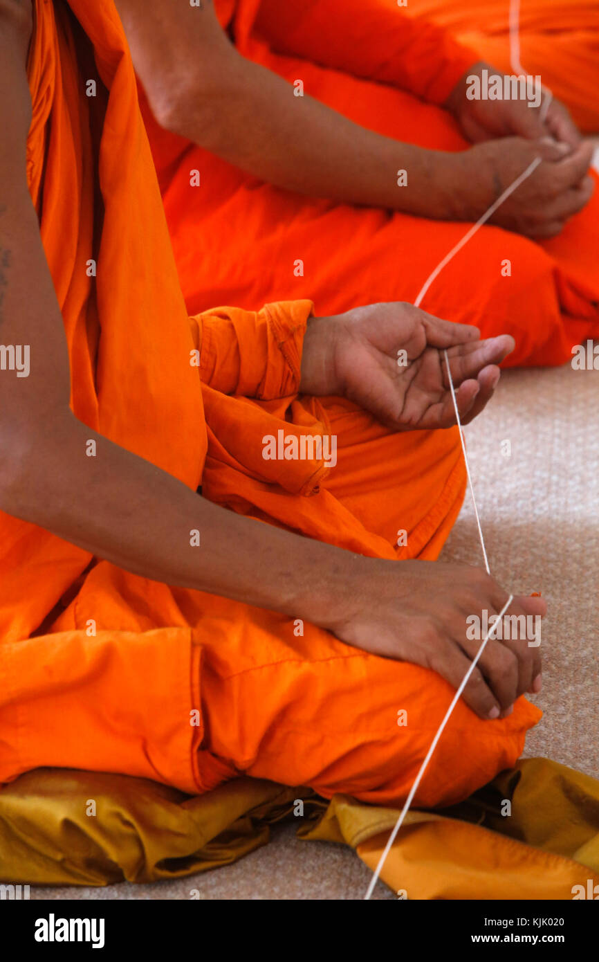 Monks reliés par un thread dans Wat Ampharam, Hua Hin. La Thaïlande. Banque D'Images