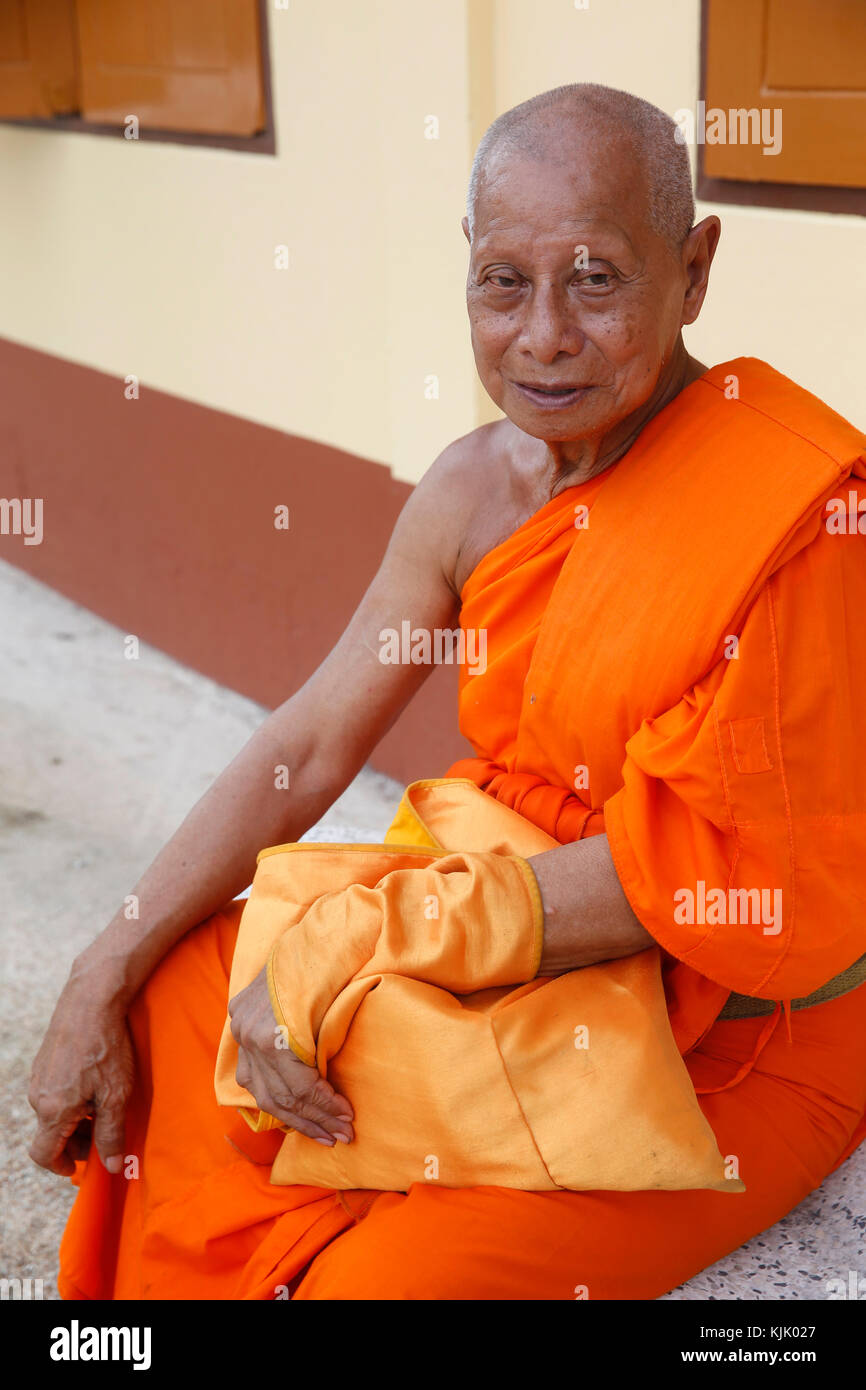 Vieux moine en Wat Mahathat, Phetchaburi. La Thaïlande. Banque D'Images