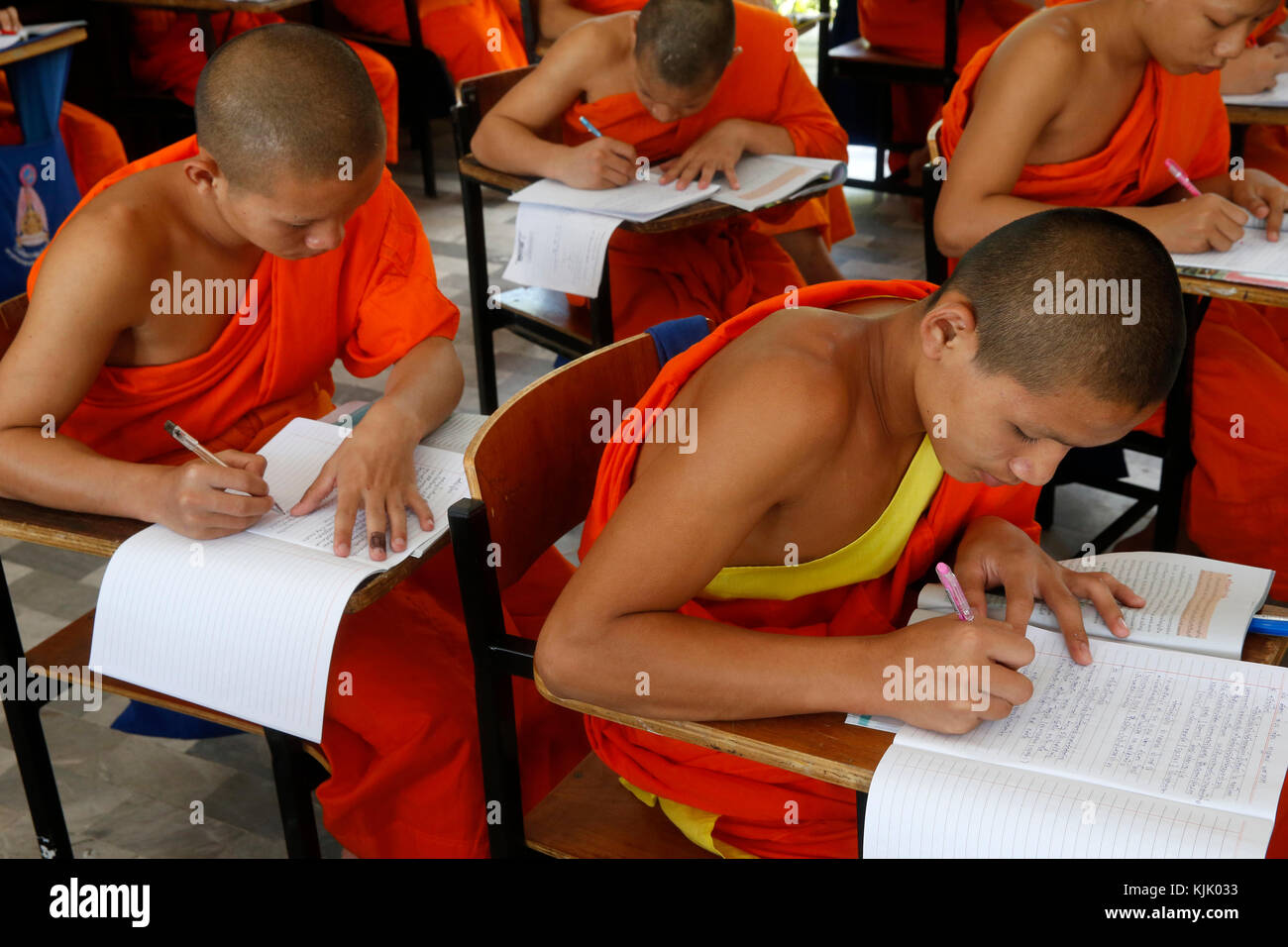 Mahachulalongkornrajavidalaya, Chiang Mai University Campus. Les étudiants inscrits à un examen. La Thaïlande. Banque D'Images