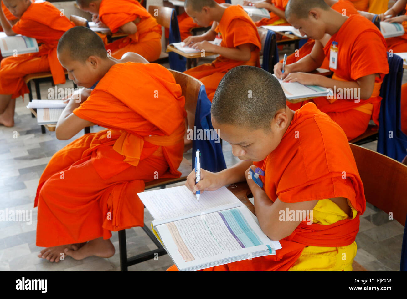 Mahachulalongkornrajavidalaya, Chiang Mai University Campus. Les étudiants inscrits à un examen. La Thaïlande. Banque D'Images