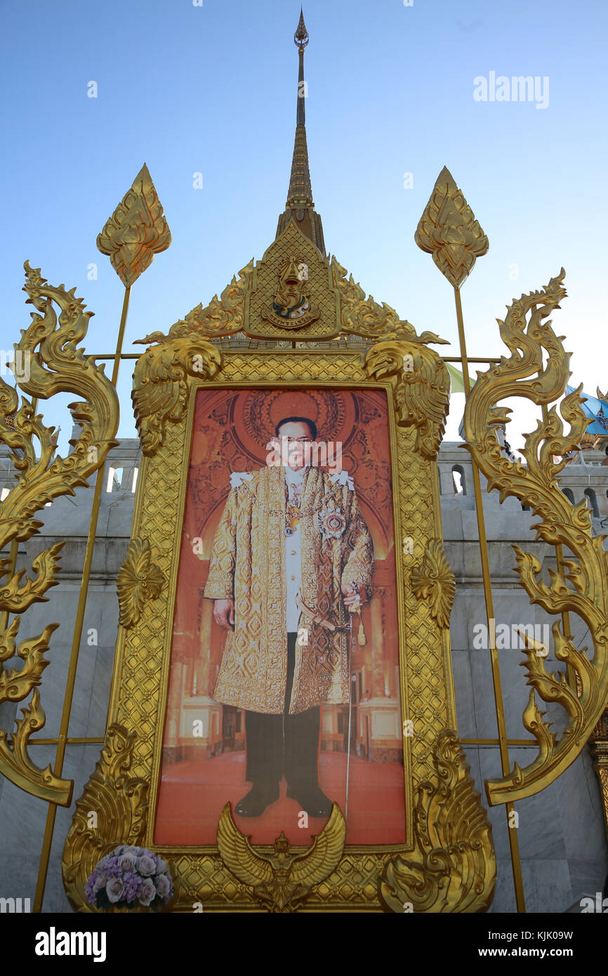 Wat Trahimit, Bangkok. Portrait du roi Bhumibol Adulyadej. La Thaïlande. Banque D'Images