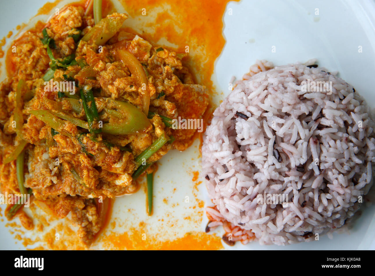 Repas végétarien servi dans un temple thaïlandais. La Thaïlande. Banque D'Images