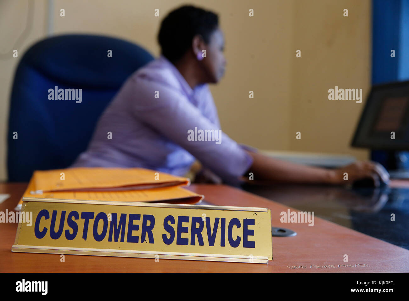 Bweyale Microcredit Foundation Ouganda succursale. Jackie Akankwatsa, customer care agent. L'Ouganda Banque D'Images