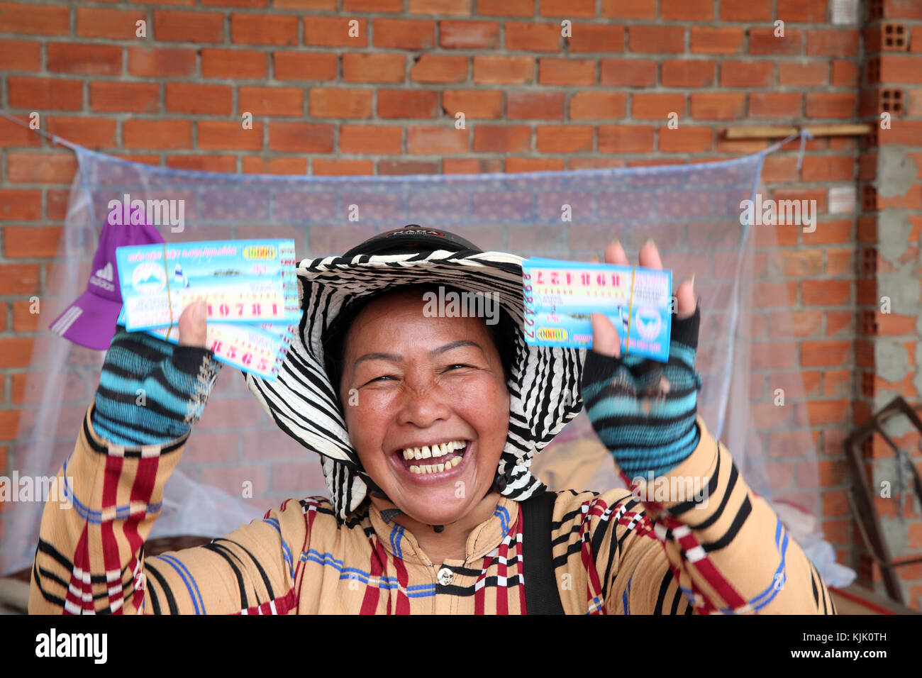 Femme vente de billets de loterie. Thay Ninh. Le Vietnam. Banque D'Images