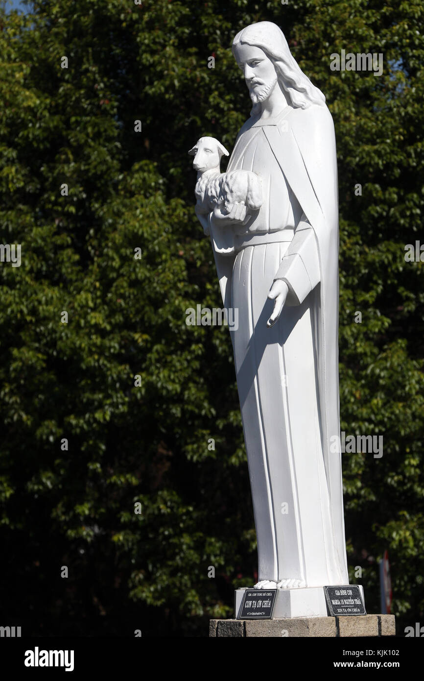 Jésus Christ Bon Pasteur statue devant la cathédrale de Dalat. Dalat. Le Vietnam. Banque D'Images