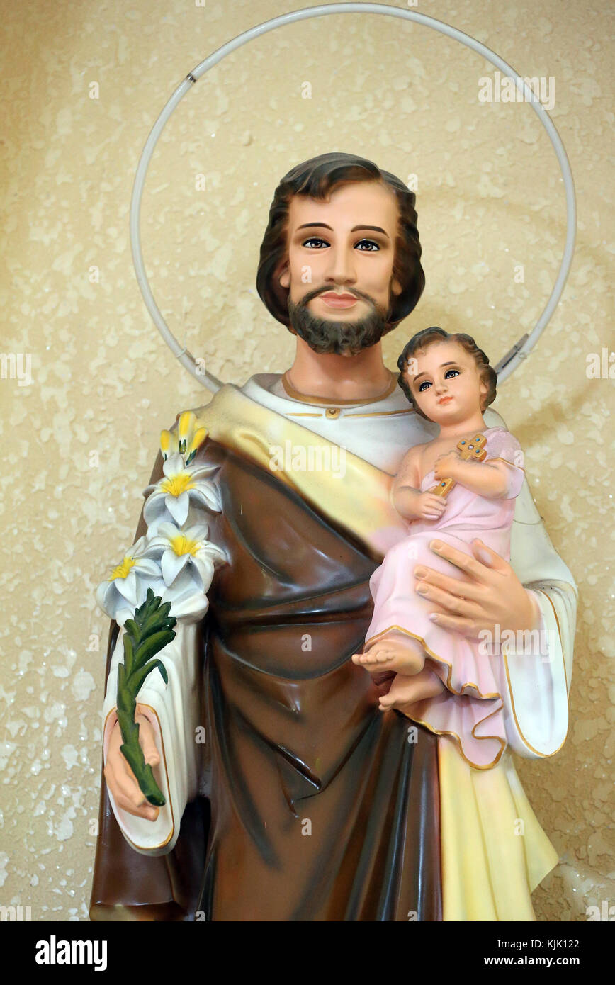La cathédrale de Dalat. Saint-Joseph avec le Christ Enfant dans ses bras. Dalat. Le Vietnam. Banque D'Images La cathédrale de Dalat. Saint-Joseph avec le Christ Enfant dans ses bras. Dalat. Le Vietnam. Banque D'Images