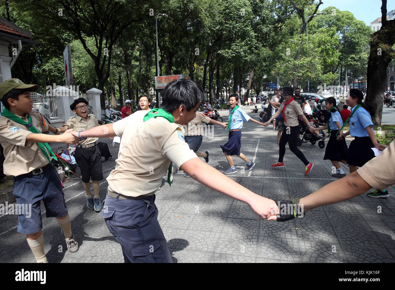 Scout vietnamien troup de danser dans la rue. Ho Chi Minh Ville. Le Vietnam. Banque D'Images