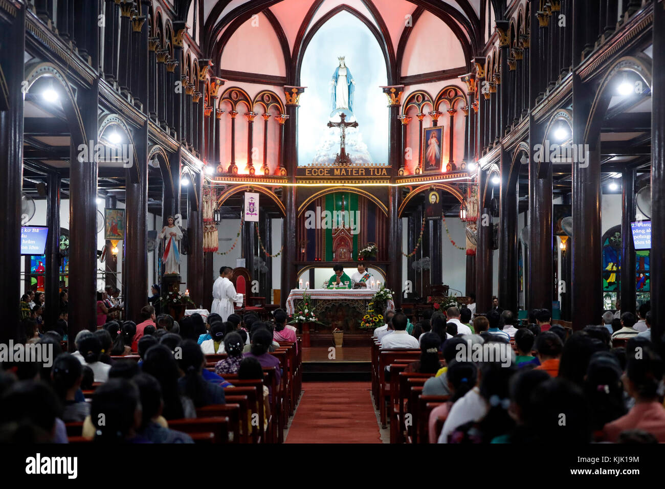 Kon Tum Cathédrale, également connu sous le nom de église en bois. Messe catholique. Kon Tum. Le Vietnam. Banque D'Images