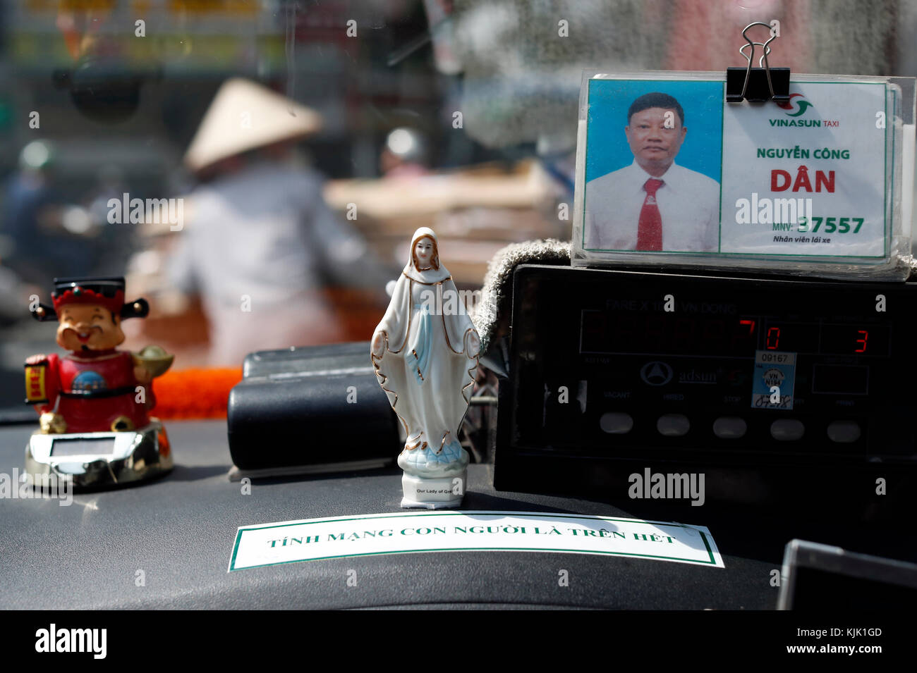 Statue Sainte Vierge dans un taxi. Ho Chi Minh Ville. Le Vietnam. Banque D'Images