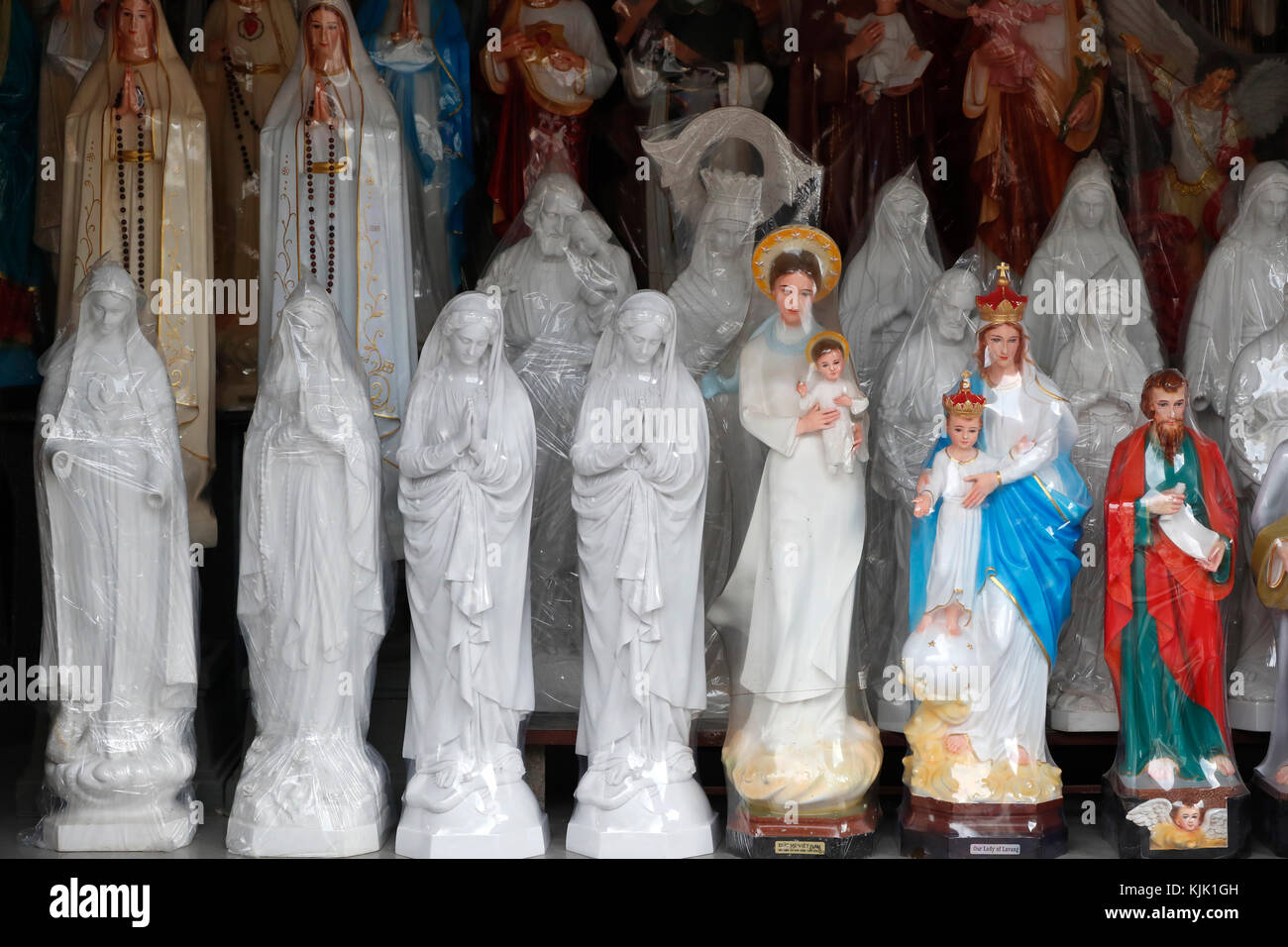 Magasin de vente d'articles religieux chrétiens. Sainte Vierge des statues. Ho Chi Minh Ville. Le Vietnam. Banque D'Images