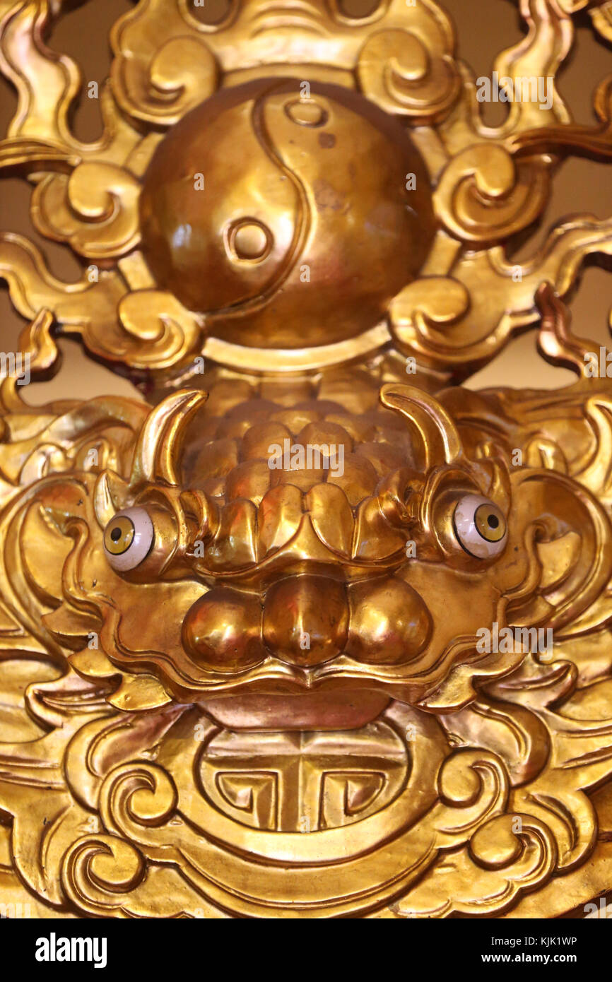 Tran Hung Dao temple taoïste. Dragon avec le Yin et le Yang, symbole Taoïste. Ho Chi Minh Ville. Le Vietnam. Banque D'Images