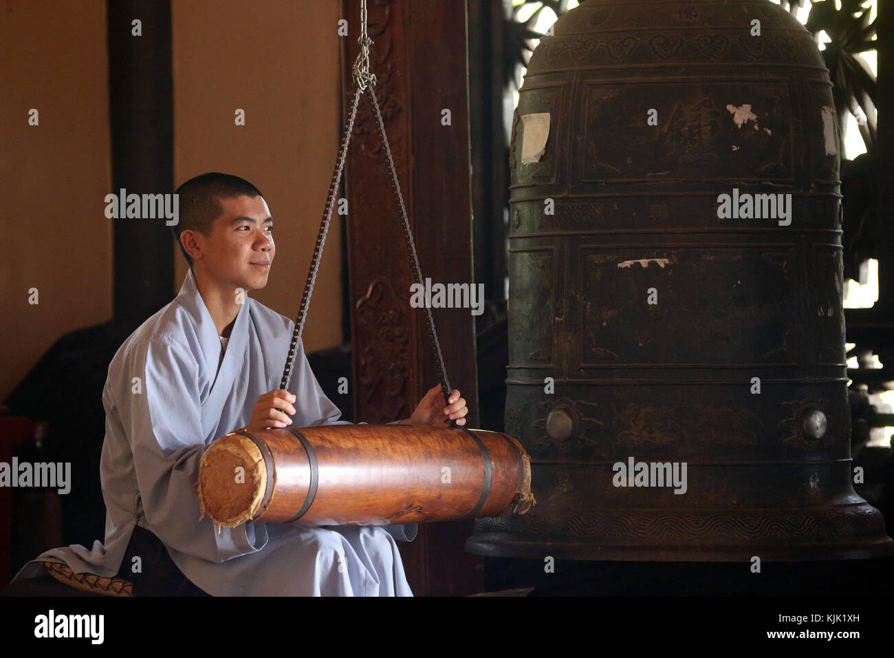 Linh une pagode bouddhiste. Jeune moine du monastère de cloche qui sonne. Dalat. Le Vietnam. Banque D'Images