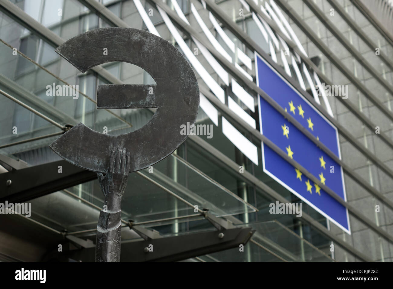 Un symbole de l'euro et le logo du Parlement européen à l'extérieur du bâtiment du Parlement européen dans le quartier européen de la capitale belge Bruxelles, 24.06.2017. Le symbole de l'euro est maintenu par une statue en bronze de la déesse Europa. Le logo du parlement représente la salle plénière et le drapeau de l'UE. - PAS DE SERVICE DE FIL - photo : Sascha Steinach/dpa-Zentralbild/dpa | utilisation dans le monde entier Banque D'Images