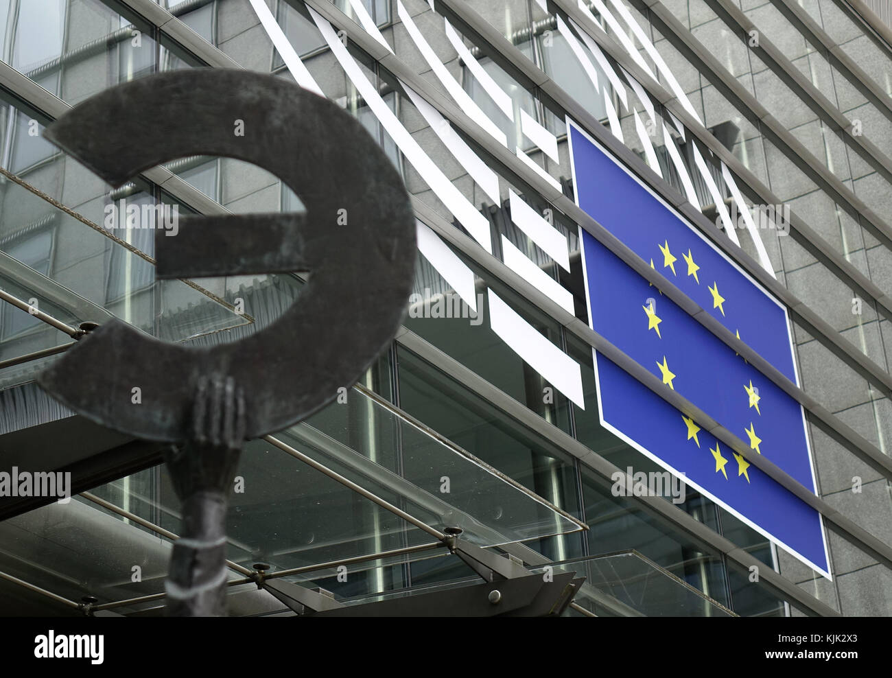 Un symbole de l'euro et le logo du Parlement européen à l'extérieur de l'édifice du parlement dans le quartier européen de la capitale belge Bruxelles, le 24.06.2017. le symbole euro est retardée par une statue en bronze de la déesse europa. Le logo du Parlement européen représente la salle plénière et le drapeau de l'UE. - Pas de service de fil - photo : Sascha steinach/dpa-zentralbild/dpa | conditions dans le monde entier Banque D'Images