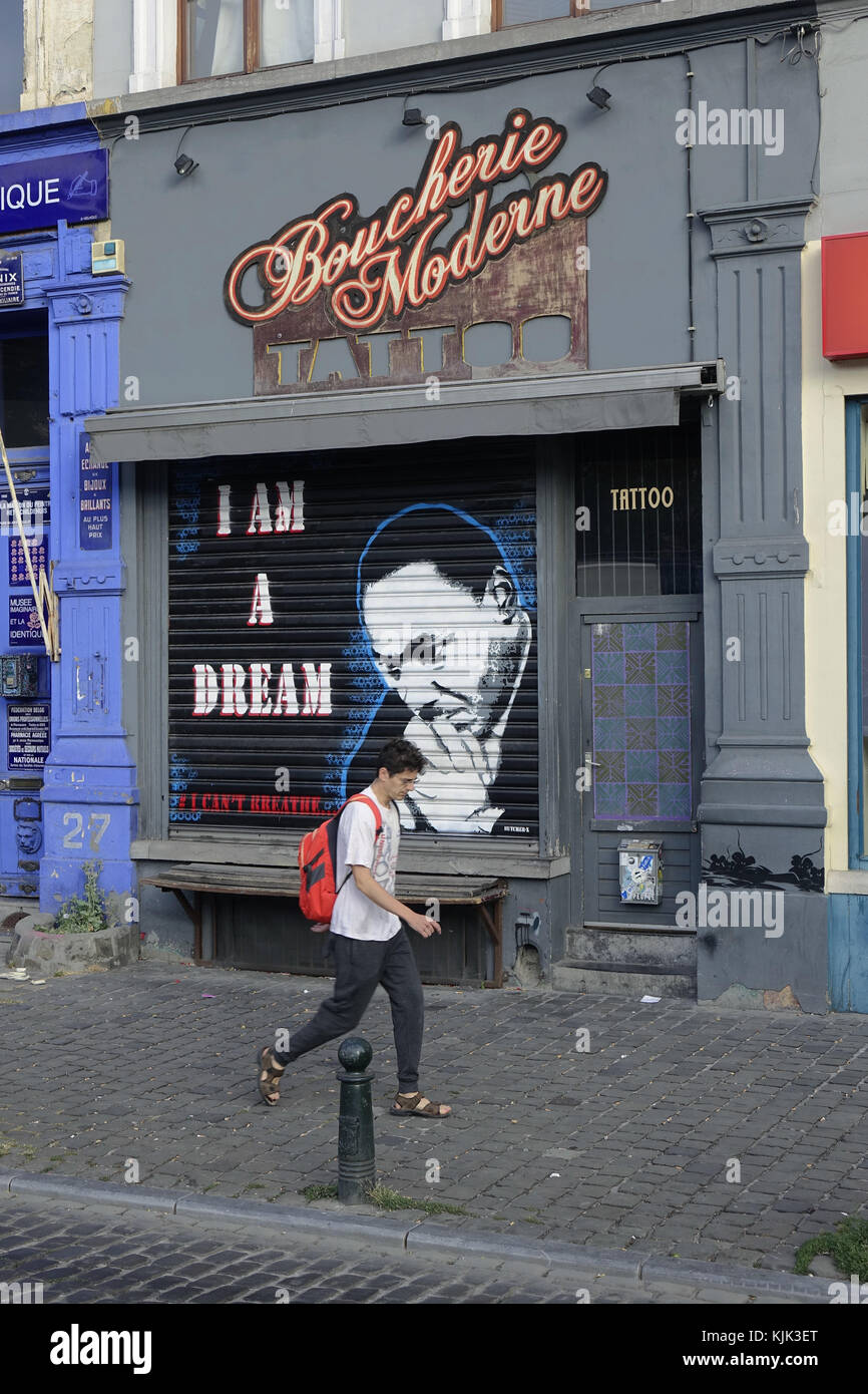 Un Pieton Traverse Une Rue Artwork Montrant Un Portrait De Martin Luther King Et Une Variation Sur Sa Fameuse Citation I Have A Dream Je Suis Un Reve Sur Les Volets D Un