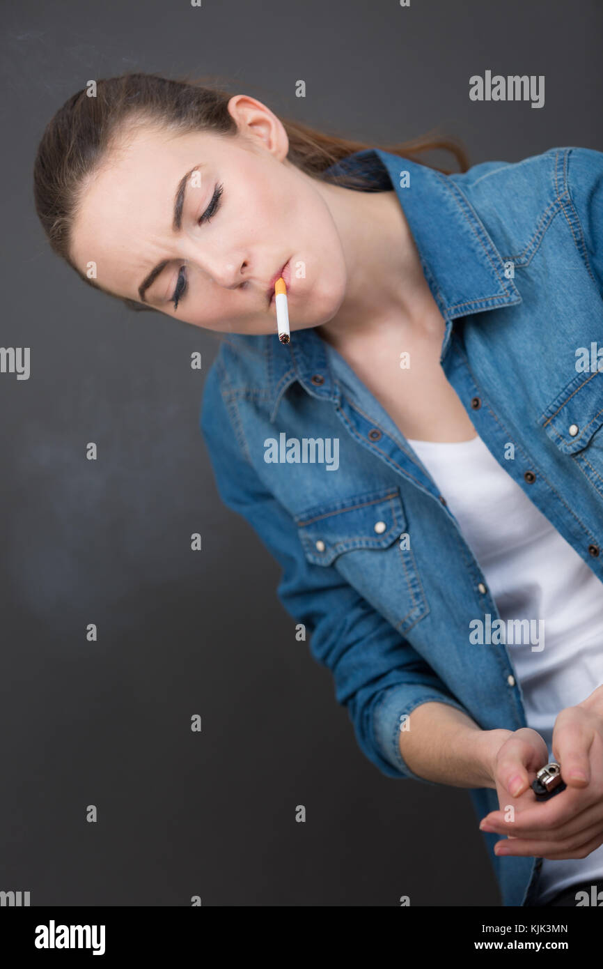 Jeune femme fume cigarette sur Banque D'Images