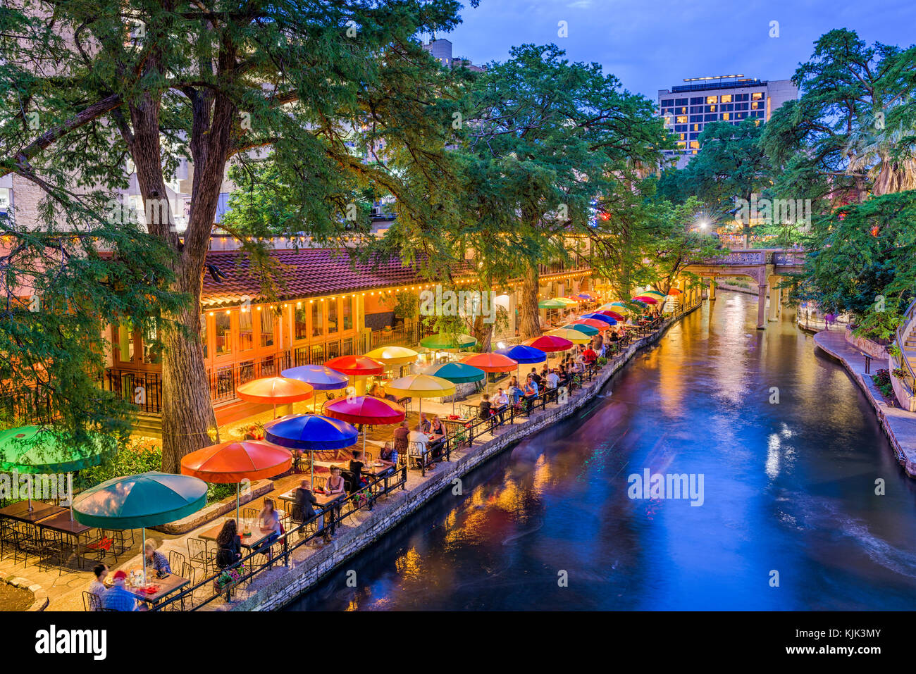 San Antonio, Texas, USA cityscape à la rivière à pied. Banque D'Images