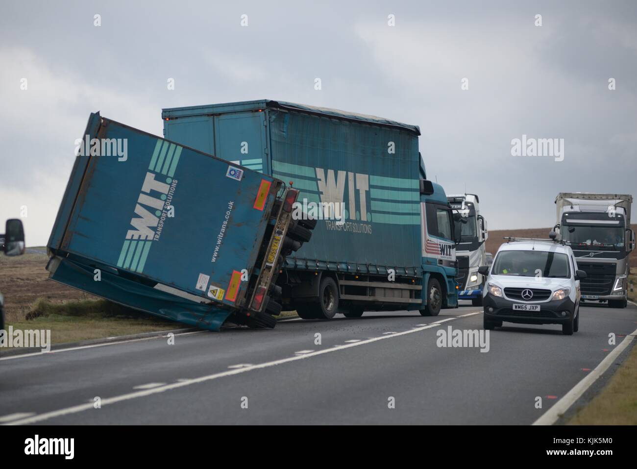 Un camion renversé par vent fort bloquait partiellement l'A628 woodhead passent près de dunford Bridge, West Yorkshire. photo : Scott Bairstow Banque D'Images