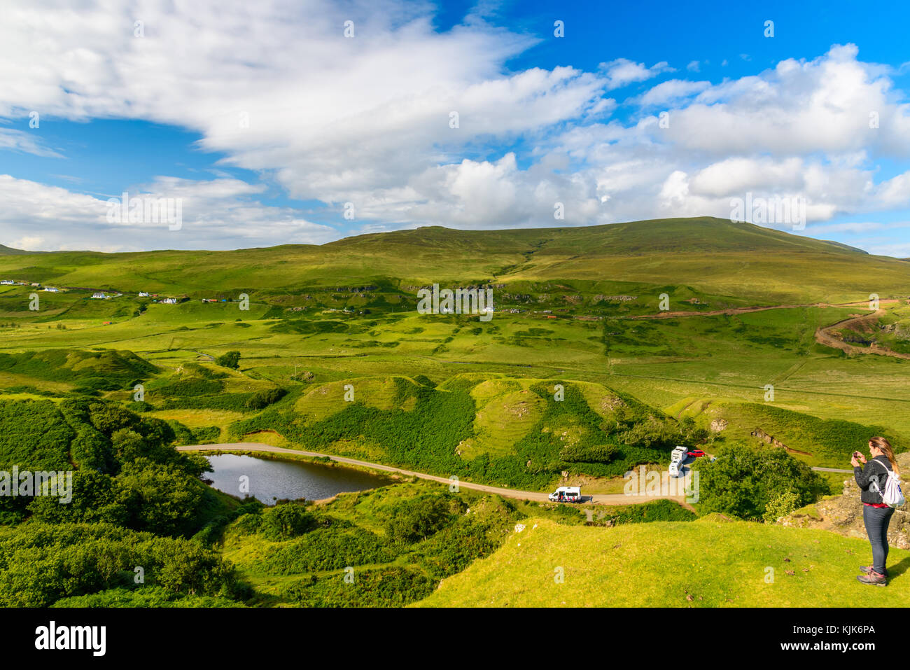 Île de Skye, ÉCOSSE - 12 août 2017 : le tourisme ou prendre une photo de la magnifique paysage depuis le haut de la vue de Fairy Glen en Ecosse Banque D'Images