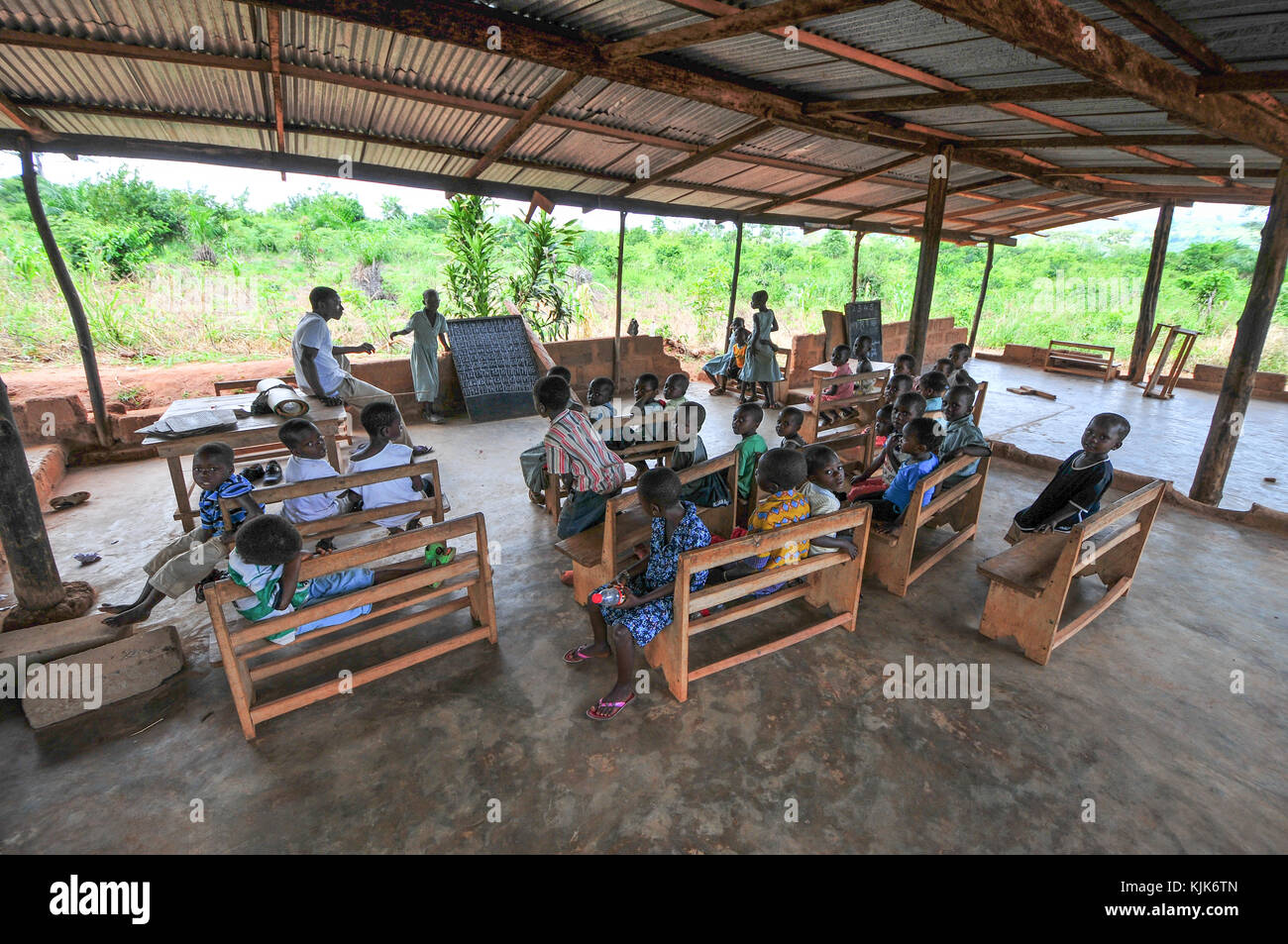 Asiafo amanfro, de l'Est, le Ghana - Novembre 14 : les étudiants qui fréquentent une classe en plein air dans la salle de classe de l'école élémentaire yilo krobo district près de accr Banque D'Images