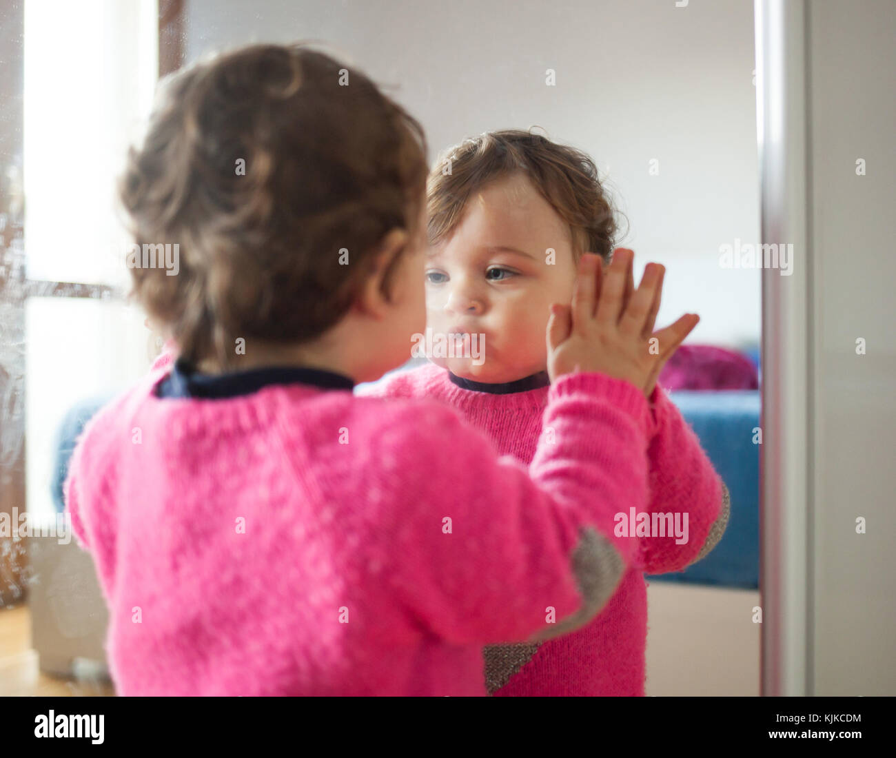 Bebe Enfant Fille Jouant Avec Miroir Dans La Chambre A Coucher Photo Stock Alamy