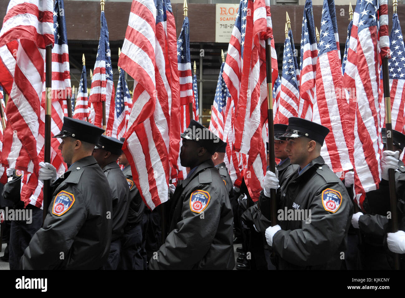 NEW YORK, NY - 17 MARS : l'atmosphère marche dans le défilé annuel de la Saint-Patrick, l'un des plus grands et des plus anciens au monde le 17 mars 2016 à New York City. Maintenant qu'une interdiction des groupes ouvertement homosexuels a été abandonnée, le maire de Blasio assiste pour la première fois à la parade depuis qu'il est devenu maire en 2014. Le défilé remonte à la cinquième Avenue se terminant à East 79th Street et attire environ 2 millions de spectateurs le long de ses 35 blocs de personnes étirements: Atmosphère Banque D'Images