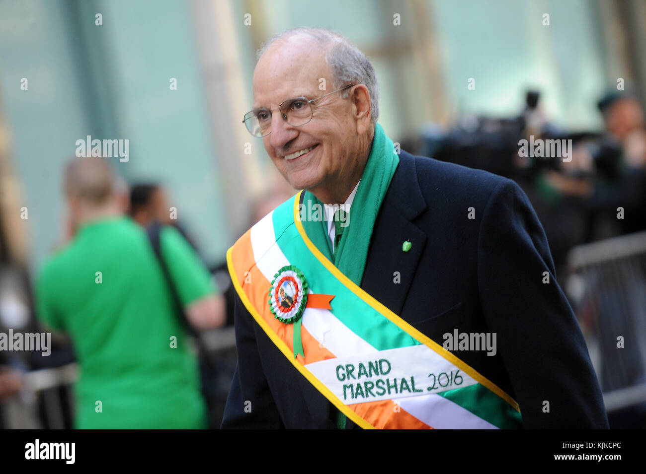 NEW YORK, NY - 17 MARS : le Grand maréchal George Mitchell fait marche dans le défilé annuel de la Saint-Patrick, l'un des plus grands et des plus anciens au monde le 17 mars 2016 à New York. Maintenant qu'une interdiction des groupes ouvertement homosexuels a été abandonnée, le maire de Blasio assiste pour la première fois à la parade depuis qu'il est devenu maire en 2014. Le défilé remonte à la cinquième avenue se terminant à la 79ème rue est et il attire environ 2 millions de spectateurs le long de ses 35 blocs de population : le Grand maréchal George Mitchell Banque D'Images