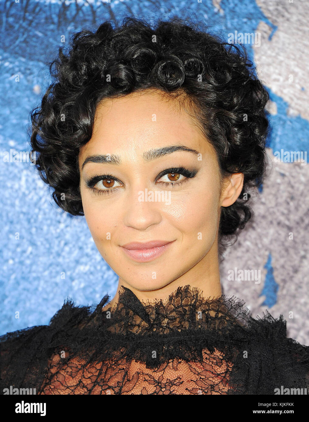 HOLLYWOOD, CA - 06 JUIN : Ruth Negga Thomas Guest arrive à la première de « Warcraft » d'Universal Pictures au TCL Chinese Theatre IMAX le 6 juin 2016 à Hollywood, Californie. Les gens : Ruth Negga Banque D'Images