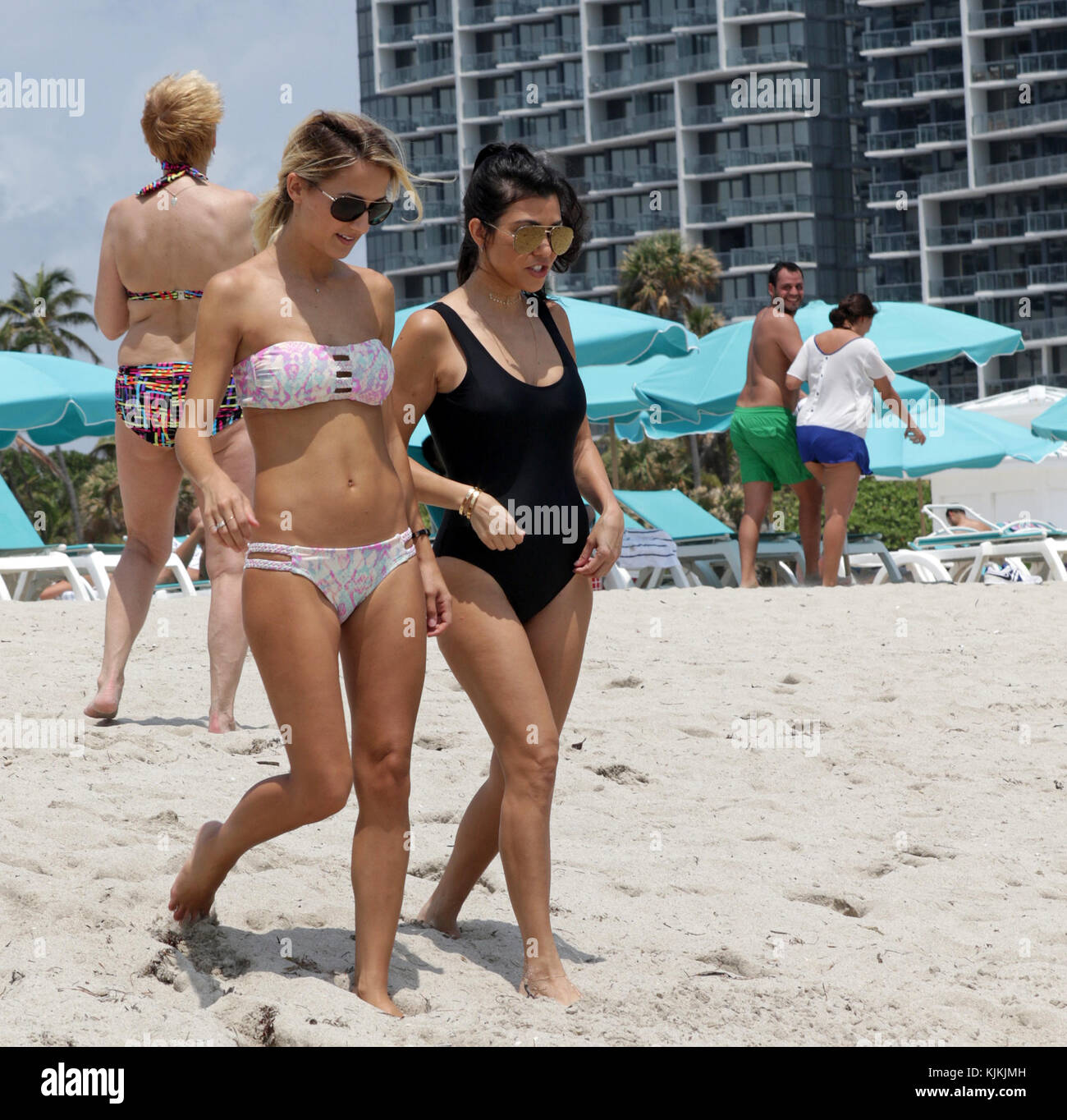 MIAMI BEACH, FL - 03 MAI : Kourtney Kardashian portant un short et un maillot de bain noir d'une pièce, aime une journée de plage avec ses enfants Mason, Penelope et Reign Disick le 3 mai 2016 à Miam Beach, Floride. Personnes: Kourtney Kardashian Banque D'Images