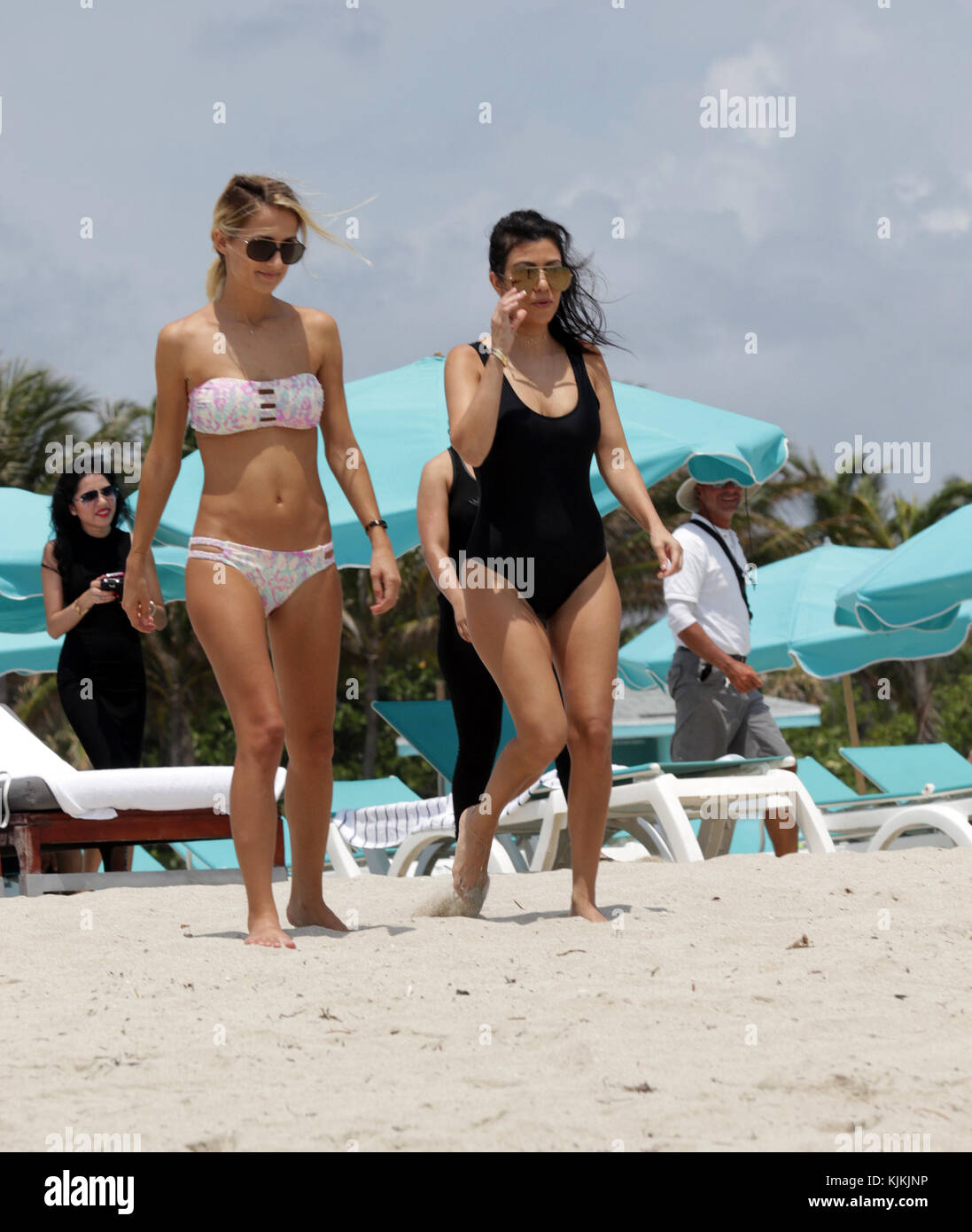 MIAMI BEACH, FL - 03 MAI : Kourtney Kardashian portant un short et un maillot de bain noir d'une pièce, aime une journée de plage avec ses enfants Mason, Penelope et Reign Disick le 3 mai 2016 à Miam Beach, Floride. Personnes: Kourtney Kardashian Banque D'Images