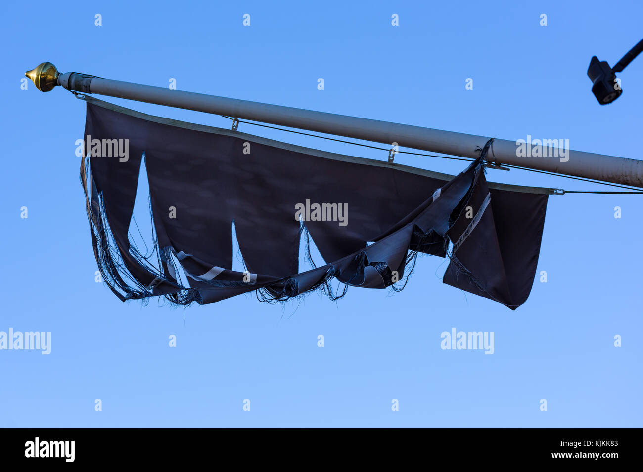 Très déchiré et surmonté d'un drapeau sur mât. Banque D'Images