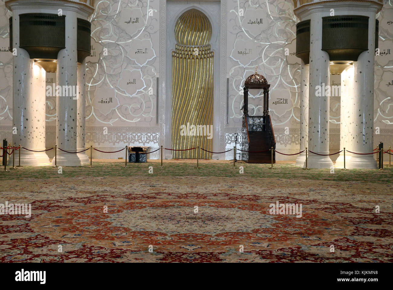 Grande salle de prière. Grande Mosquée de Sheikh Zayed, à Abu Dhabi. Et Minbar Mihrab. Emirats Arabes Unis. Banque D'Images