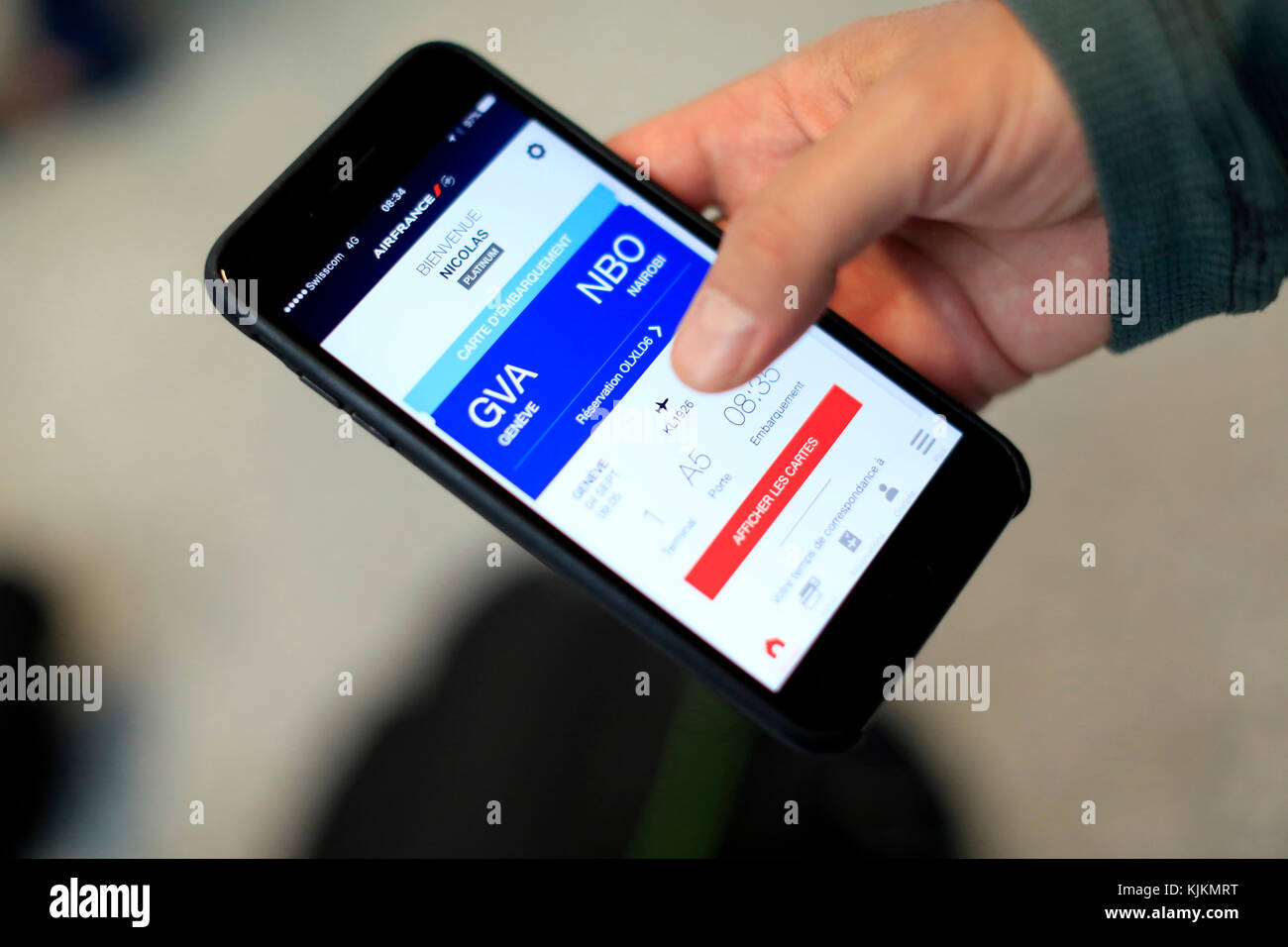 L'aéroport de Genève. E-ticket sur l'Iphone. La Suisse. Banque D'Images