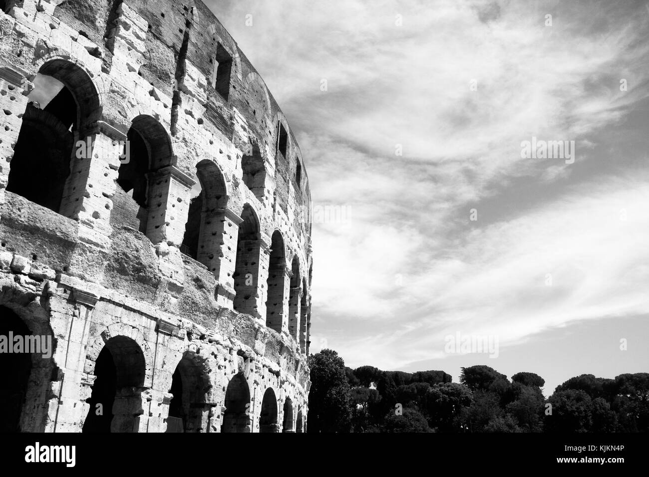 Une photo monochrome de la vue de côté du Colisée à Rome, Italie. Banque D'Images