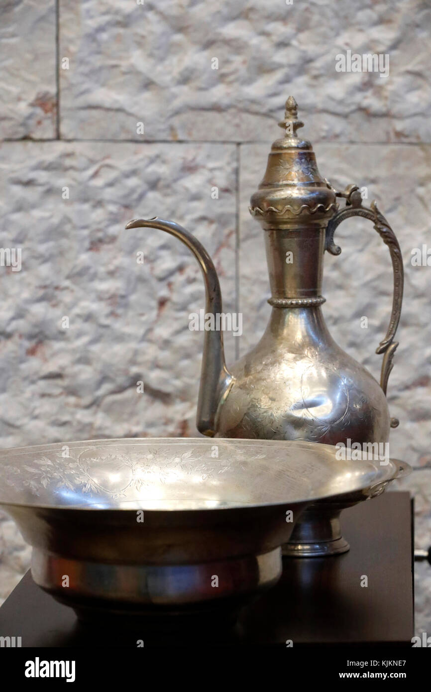 Rituel juif du lavage des mains. Lave-tasses. La Suisse. Banque D'Images