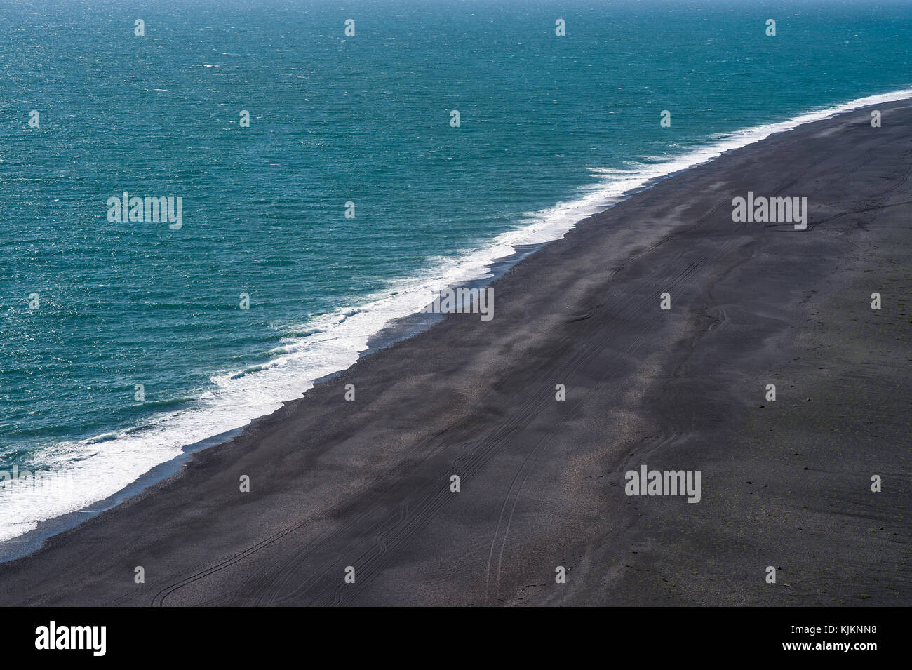 Plage de sable noir près de Vik. L'Islande. Banque D'Images
