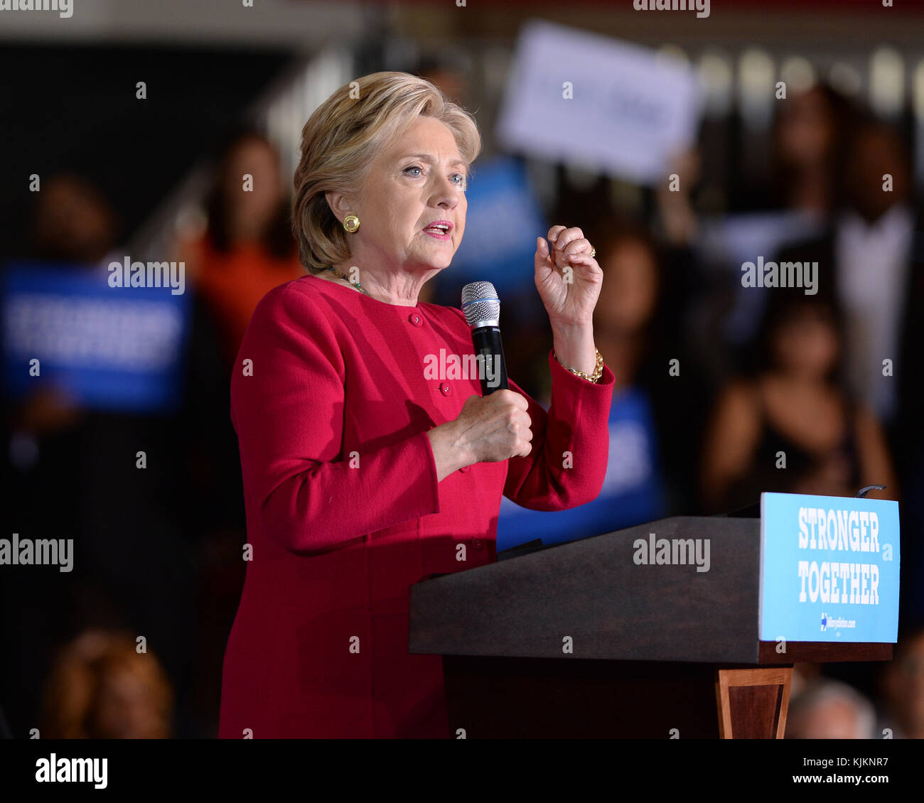 COCONUT CREEK, FL - OCTOBRE 25 : la candidate démocrate à la présidence Hillary Clinton fait campagne lors du vote précoce au Broward Collage North Campus Omni Auditorium le 25 octobre 2016 à Coconut Creek, Floride. Personnes : Hillary Clinton Banque D'Images