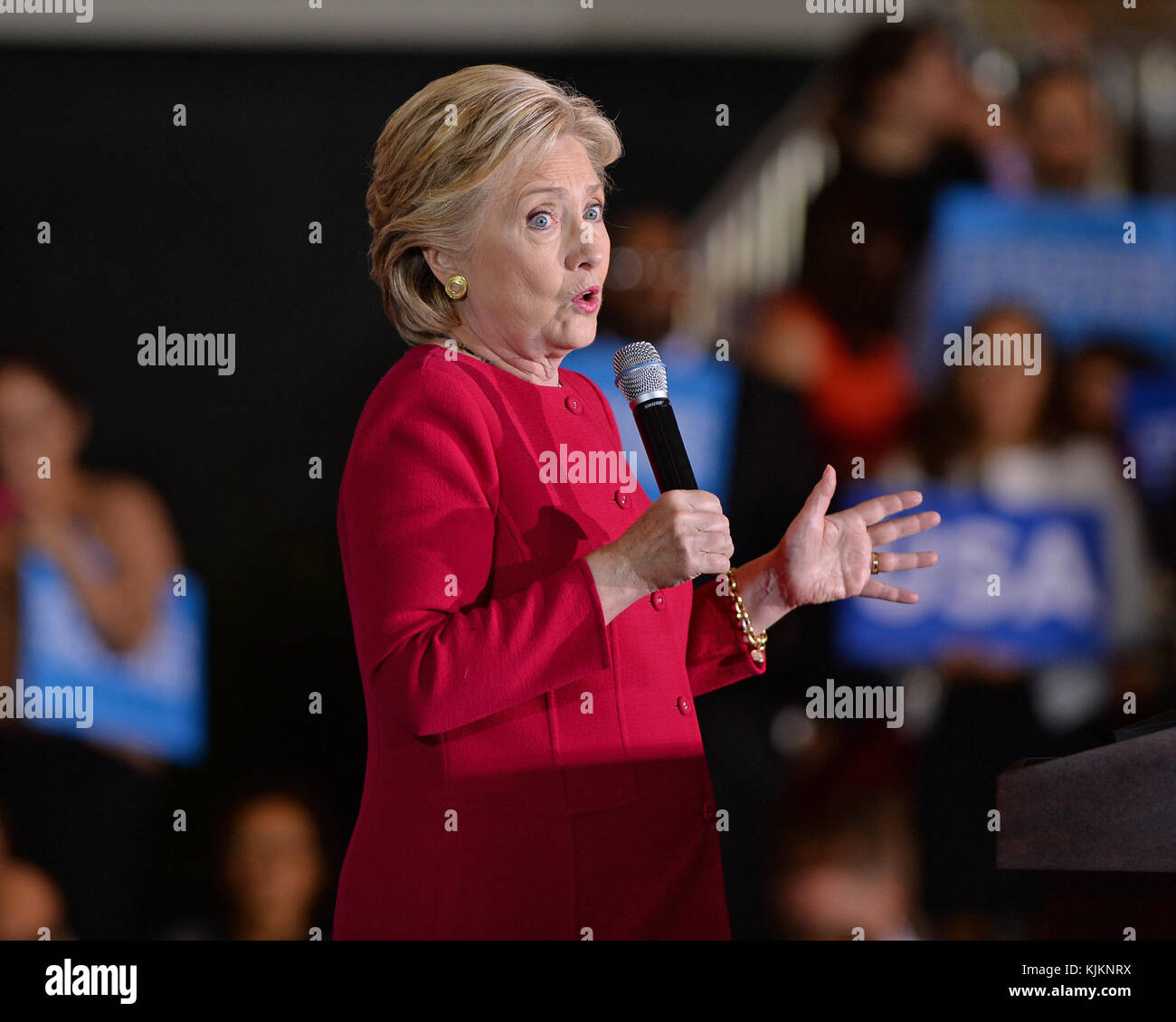 COCONUT CREEK, FL - OCTOBRE 25 : la candidate démocrate à la présidence Hillary Clinton fait campagne lors du vote précoce au Broward Collage North Campus Omni Auditorium le 25 octobre 2016 à Coconut Creek, Floride. Personnes : Hillary Clinton Banque D'Images