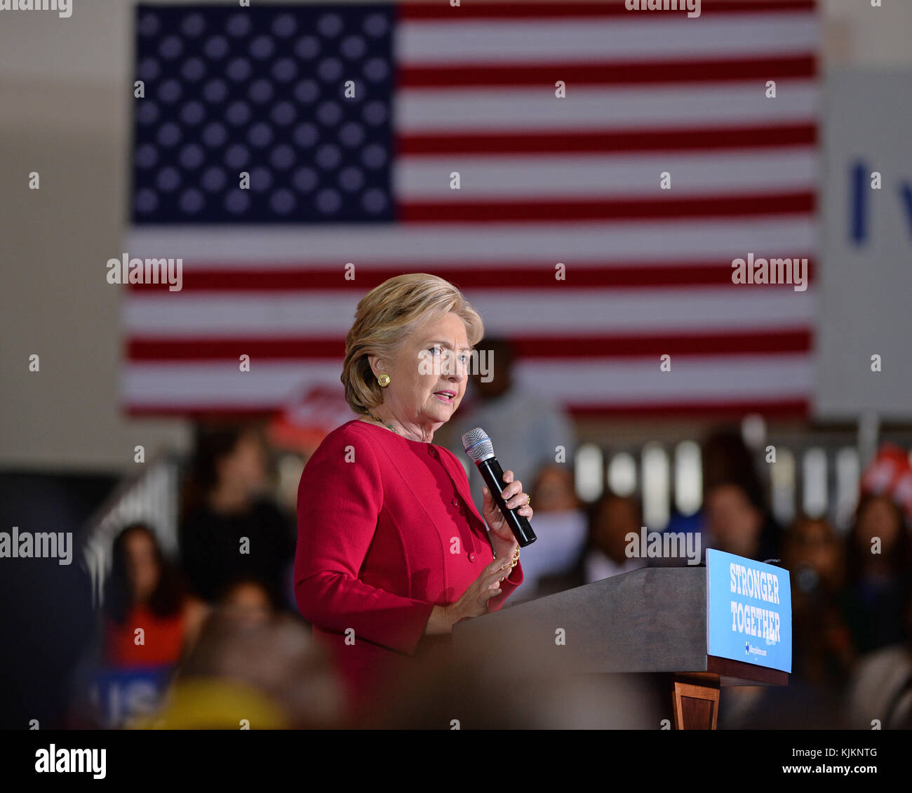 COCONUT CREEK, FL - OCTOBRE 25 : la candidate démocrate à la présidence Hillary Clinton fait campagne lors du vote précoce au Broward Collage North Campus Omni Auditorium le 25 octobre 2016 à Coconut Creek, Floride. Personnes : Hillary Clinton Banque D'Images