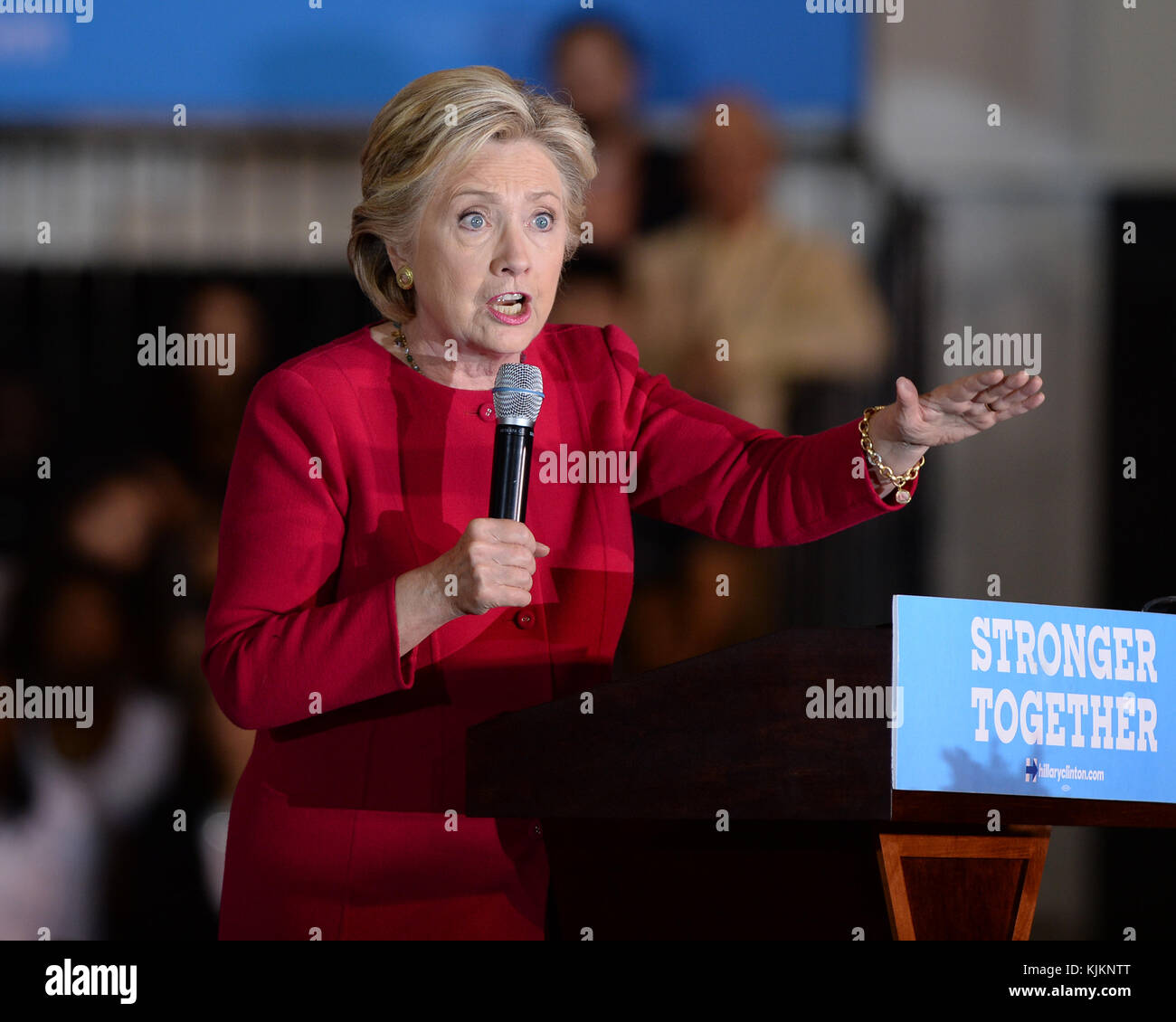 COCONUT CREEK, FL - OCTOBRE 25 : la candidate démocrate à la présidence Hillary Clinton fait campagne lors du vote précoce au Broward Collage North Campus Omni Auditorium le 25 octobre 2016 à Coconut Creek, Floride. Personnes : Hillary Clinton Banque D'Images