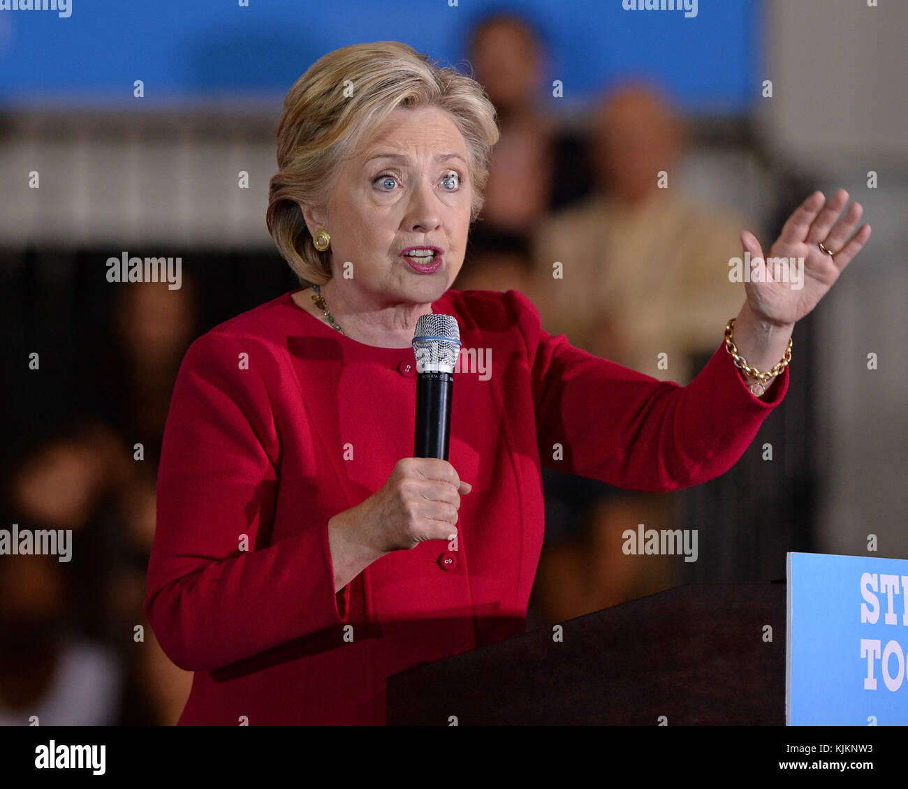 COCONUT CREEK, FL - OCTOBRE 25 : la candidate démocrate à la présidence Hillary Clinton fait campagne lors du vote précoce au Broward Collage North Campus Omni Auditorium le 25 octobre 2016 à Coconut Creek, Floride. Personnes : Hillary Clinton Banque D'Images