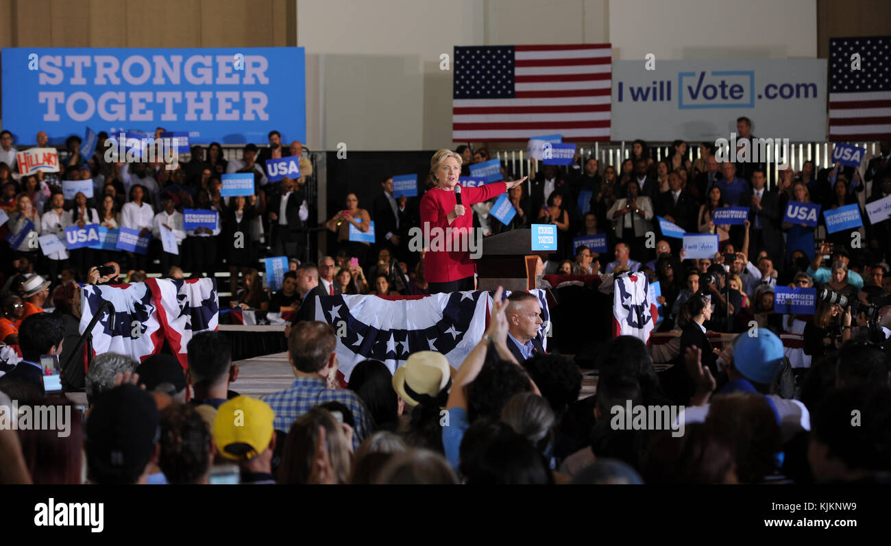 COCONUT CREEK, FL - OCTOBRE 25 : la candidate démocrate à la présidence Hillary Clinton fait campagne lors du vote précoce au Broward Collage North Campus Omni Auditorium le 25 octobre 2016 à Coconut Creek, Floride. Personnes : Hillary Clinton Banque D'Images