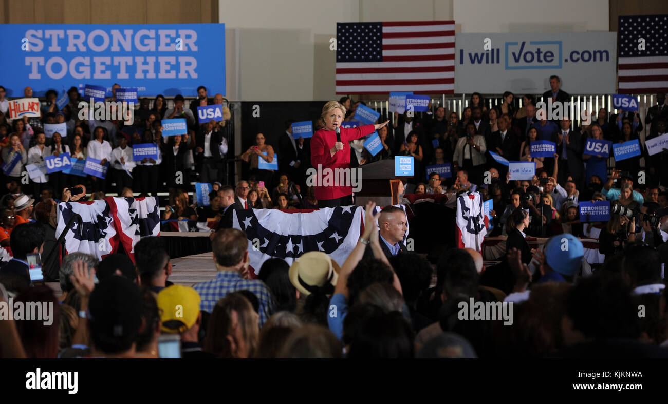 COCONUT CREEK, FL - OCTOBRE 25 : la candidate démocrate à la présidence Hillary Clinton fait campagne lors du vote précoce au Broward Collage North Campus Omni Auditorium le 25 octobre 2016 à Coconut Creek, Floride. Personnes : Hillary Clinton Banque D'Images