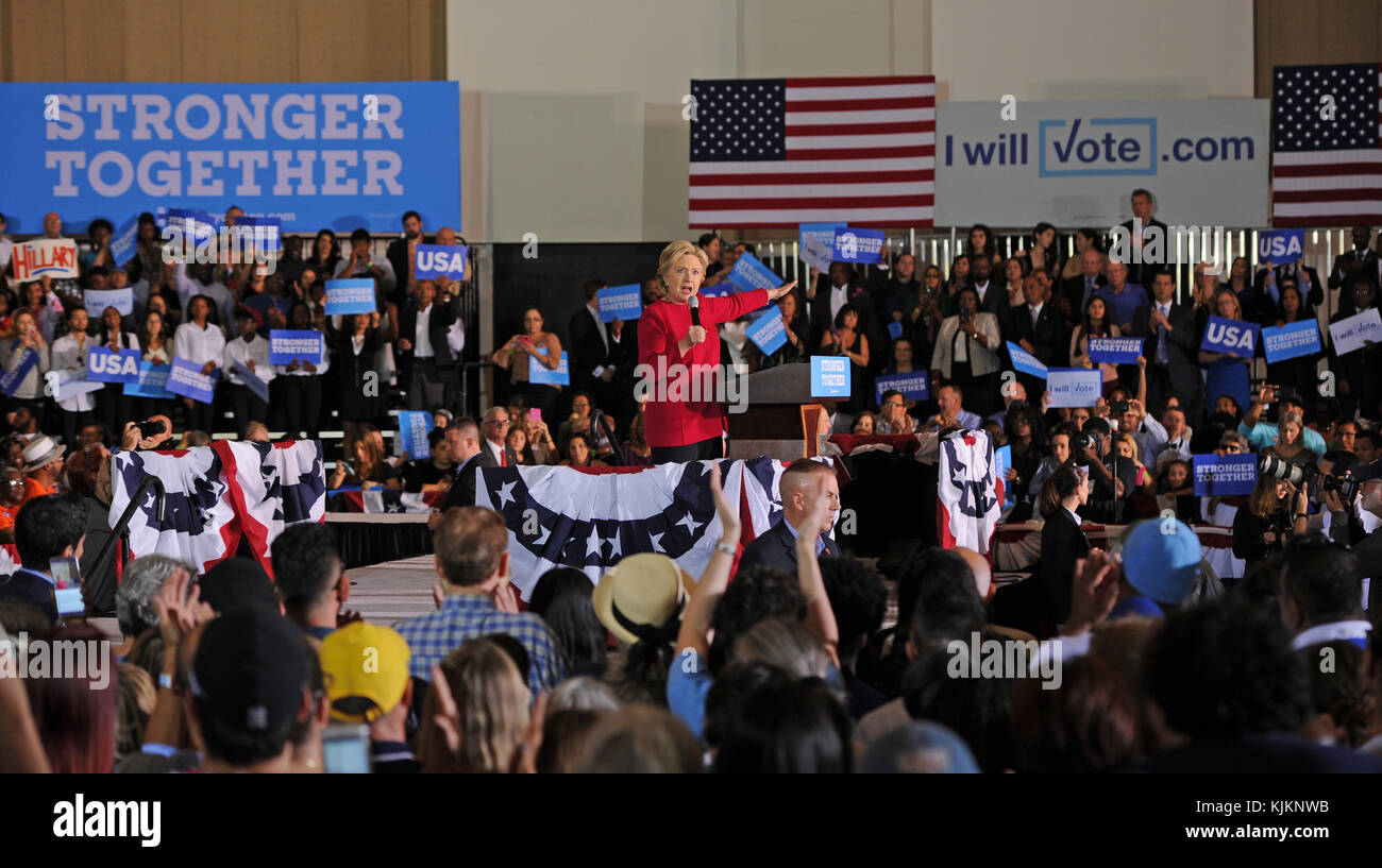COCONUT CREEK, FL - OCTOBRE 25 : la candidate démocrate à la présidence Hillary Clinton fait campagne lors du vote précoce au Broward Collage North Campus Omni Auditorium le 25 octobre 2016 à Coconut Creek, Floride. Personnes : Hillary Clinton Banque D'Images